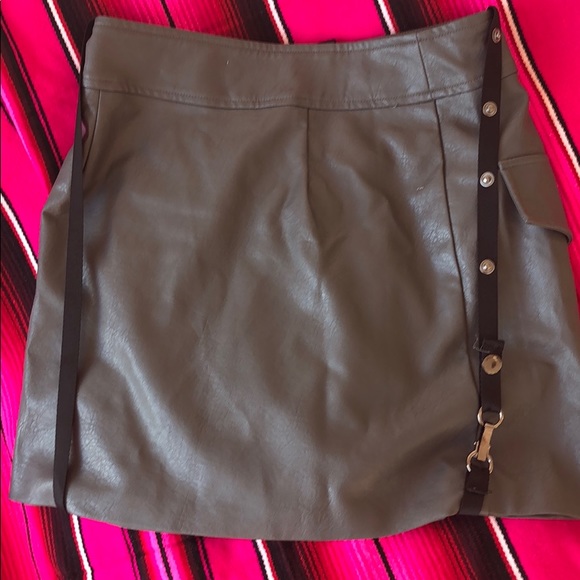 Gray Leather zip up skirt with black strap detail - Picture 2 of 6